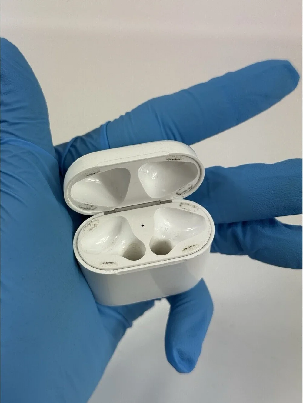 Apple airpods charging